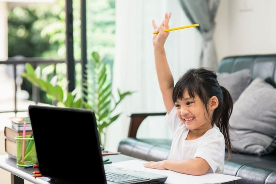 Alumna de 1er ciclo básico en clase en línea
