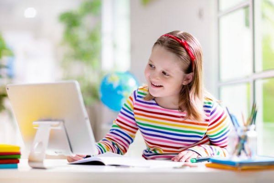 Alumna de 2º ciclo básico estudiando en casa