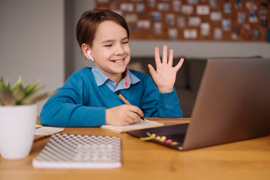 Alumno de 4º ciclo básico saludando en clase